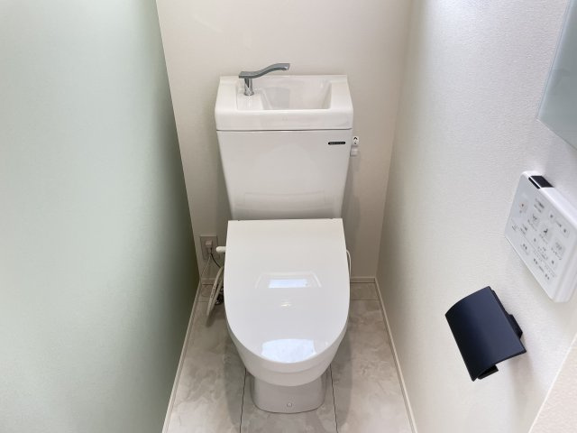 【トイレ】 | 【新築分譲住宅】 東根市中央 | アクセントクロスを使い、普通のトイレとは違う仕上がりに◎
温水洗浄暖房便座です♪