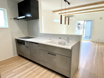 【キッチン】 | 【新築分譲住宅】 東根市中央 | 室内の雰囲気に合わせてダーク系のパネルを採用♪
もちろん食洗器などの設備も充実しております(^^♪