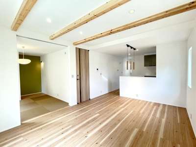 【居間・リビング】 | 【新築分譲住宅】 東根市中央 | 続き間の和室を開放することで更に広くスペースを使うことができます♪