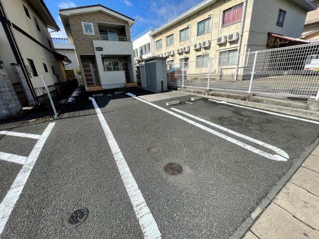 駐車場は2区画(単列・縦列)がございます。