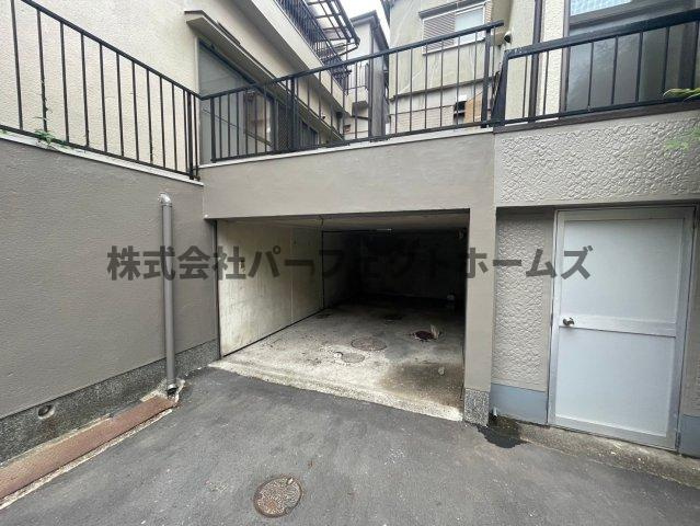 津田東町３丁目戸建　賃貸の駐車場|駐車場に車を止められます