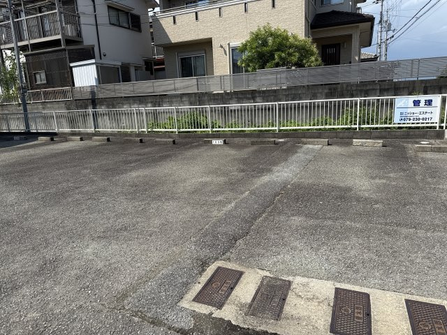 リバーサイド香呂の駐車場