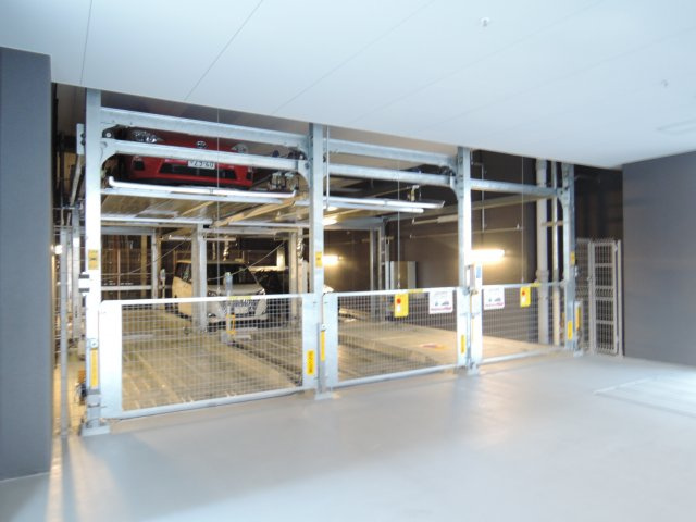 プレサンスグラン茨木駅前の駐車場