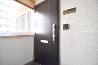 【その他共用部分】 | ダブルロック式の玄関ドアが皆様をお出迎え。お部屋のセキュリティの観点からも、うれしい設備ですね。玄関の色もシックで良い感じです。～即日のご見学可能～　お問合せはお気軽にどうぞ。