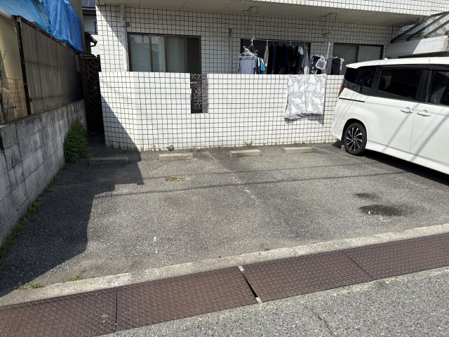 メゾンオグラの駐車場