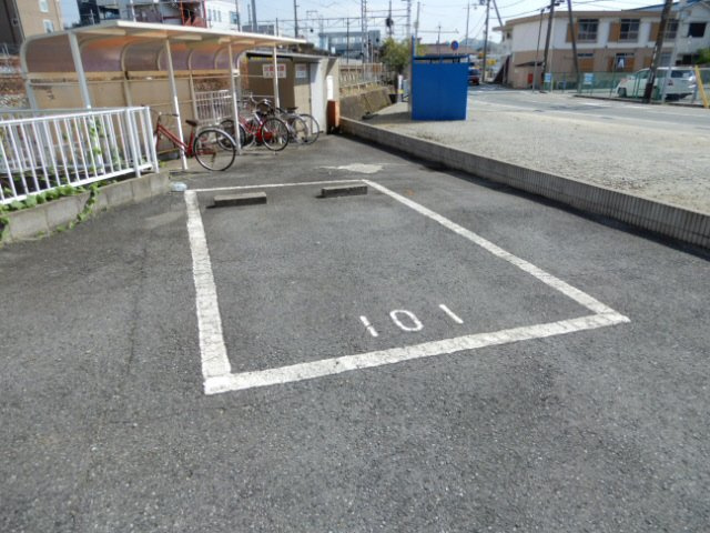 カルムリー春日野の駐車場