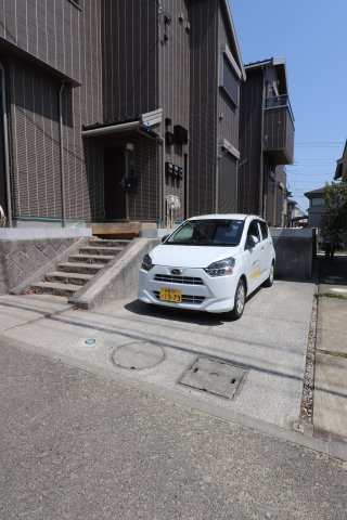ベアフルールA棟の駐車場