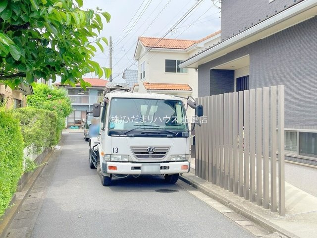 蓮田市西新宿5丁目　新築一戸建て　いろどりアイタウン　01の前面道路含む現地写真
