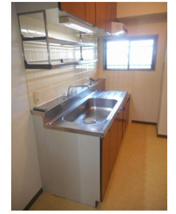 岸和田市作才町１丁目の賃貸マンションのキッチン|コンパクトなキッチンで掃除もラクラク