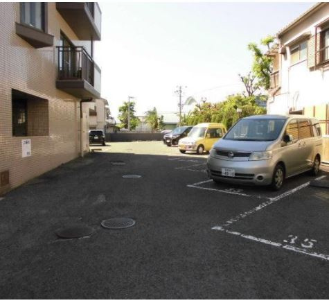 岸和田市作才町１丁目の賃貸マンションの駐車場|車をお持ちの方に嬉しい駐車場付きの物件です
