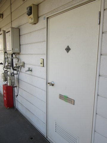 コーポコスモスの玄関|玄関ドア、洗濯機置場