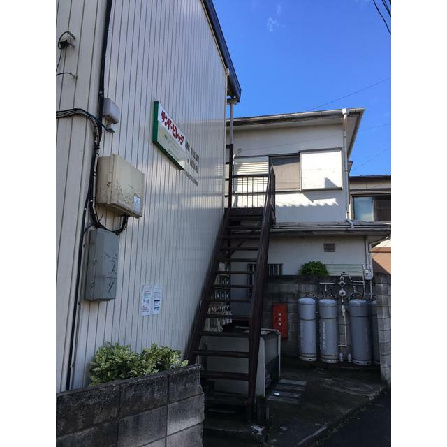 小平市天神町２丁目のアパートのエントランス