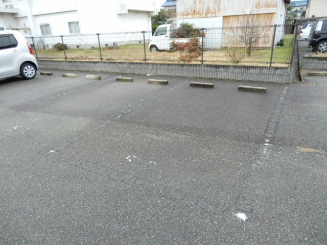 アミティやまとA棟の駐車場