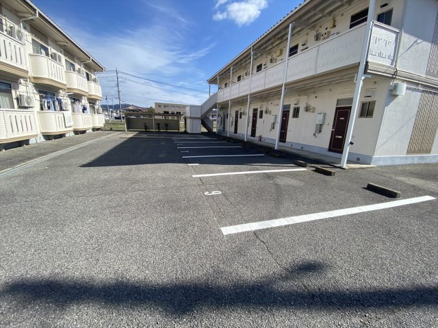 コーポあいB棟　の駐車場