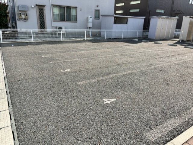 グランディフローラの駐車場