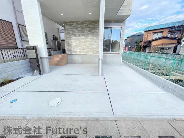 三郷市高州3丁目　新築戸建　全1棟の駐車場|カースペース並列2台可能です！自転車なども雨に濡れず停めておけます