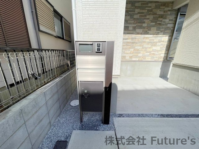三郷市高州3丁目　新築戸建　全1棟のエントランス|不在時に便利な宅配BOX完備