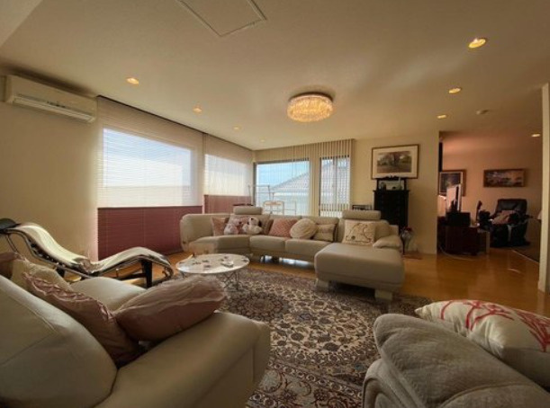 岩園町　中古戸建の居間・リビング|広々としたリビングスペース