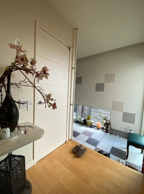 岩園町　中古戸建の玄関