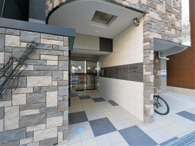 メゾニティ・クイーン阿波座のエントランス