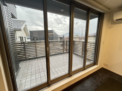 【バルコニー】 | 東広島市八本松飯田5丁目 | たくさん洗濯物が干せたり、集まってBBQなどもできる広さです！