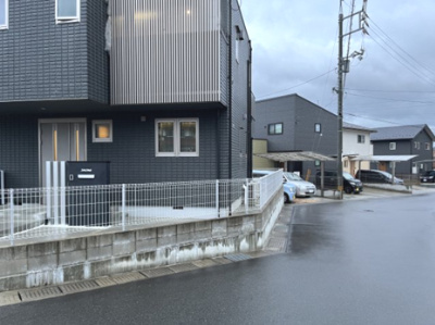【前面道路含む現地写真】 | 東広島市八本松飯田5丁目 | 角地なので日当たり良好