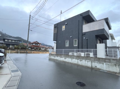 【前面道路含む現地写真】 | 東広島市八本松飯田5丁目 | 前面道路も広いので駐車も楽々できます