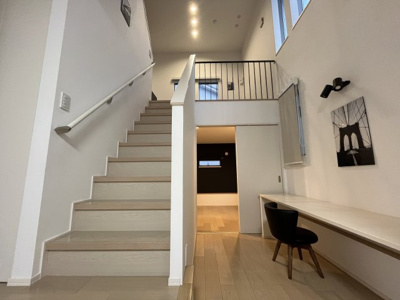 【内装】 | 東広島市八本松飯田5丁目 | 階段横には、スタディスペースがあります。