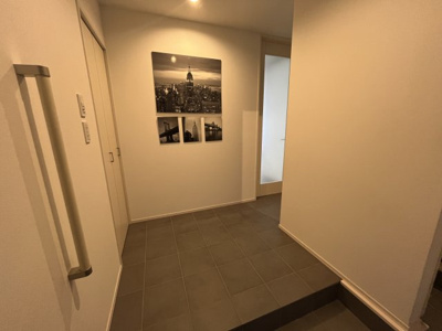 【内装】 | 東広島市八本松飯田5丁目 | グレーのお洒落な玄関タイル