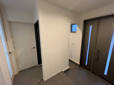 【玄関】 | 東広島市八本松飯田5丁目 | シューズクローク付きの広々とした玄関です