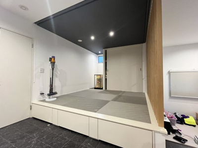 【和室】 | 東広島市八本松飯田5丁目 | 小上がりの和室。下には収納スペースがあります。