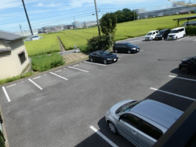 アヴァンス翼の駐車場|駐車場入り口付近にゴミ捨て場があります。
