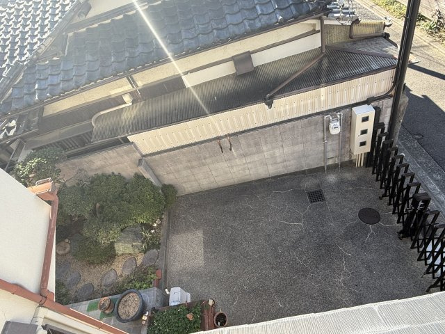 西宮市久出ヶ谷町　土地の展望|2階東の部屋から現地敷地内駐車場部分を撮影