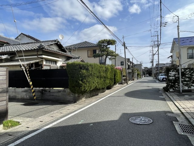 西宮市久出ヶ谷町　土地の周辺|南側公道付近　物件には写真左手から進入