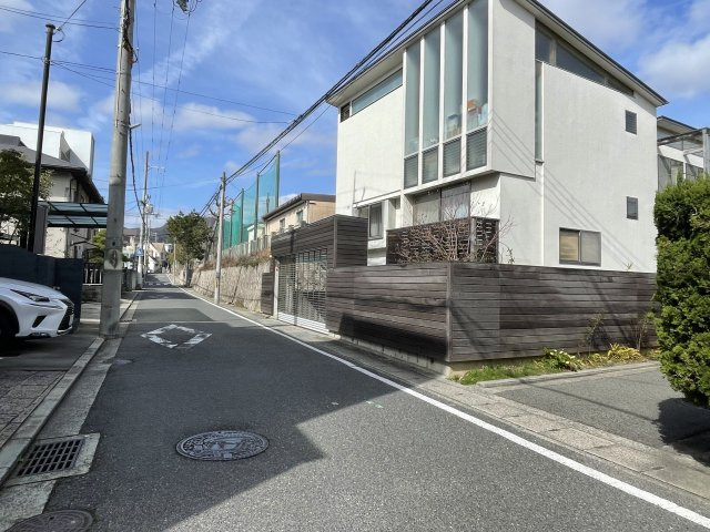 西宮市久出ヶ谷町　土地の周辺|南側公道付近　物件には写真右手から進入