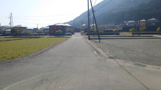 SUNタウン城山台１丁目97坪の前面道路含む現地写真