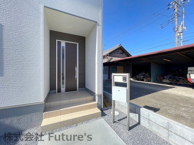 三郷市番匠免1丁目　新築戸建　全2棟　1号棟のエントランス|玄関アプローチです