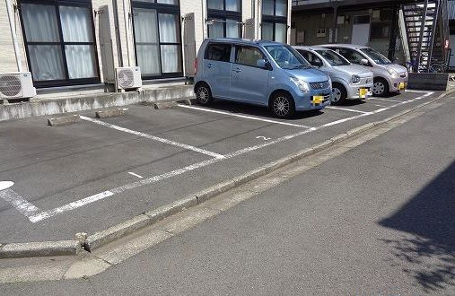 レオパレスピュアリストⅢの駐車場
