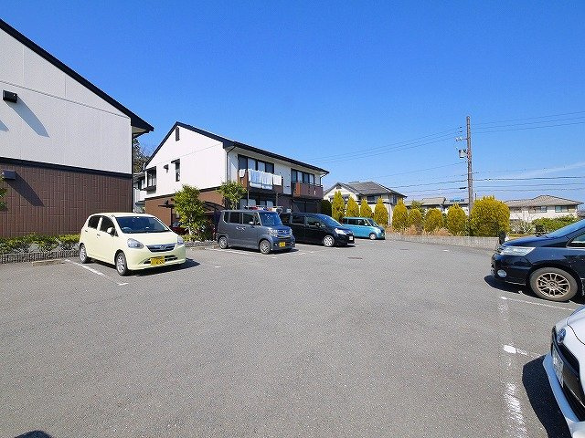 ビューテラスA棟（光台）の駐車場|ゆとりのあるカースペースです