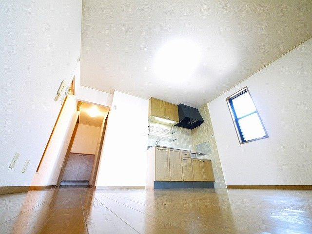 ビューテラスA棟（光台）の居間・リビング|フローリングのお部屋はお掃除もしやすいです