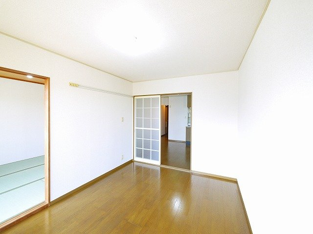 ビューテラスA棟（光台）の洋室|フローリングのお部屋はお掃除も簡単です