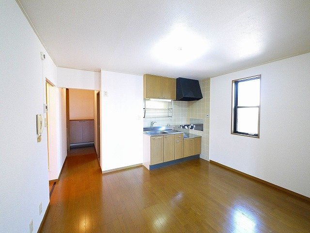 ビューテラスA棟（光台）の居間・リビング|小窓付きで換気などもしやすいです