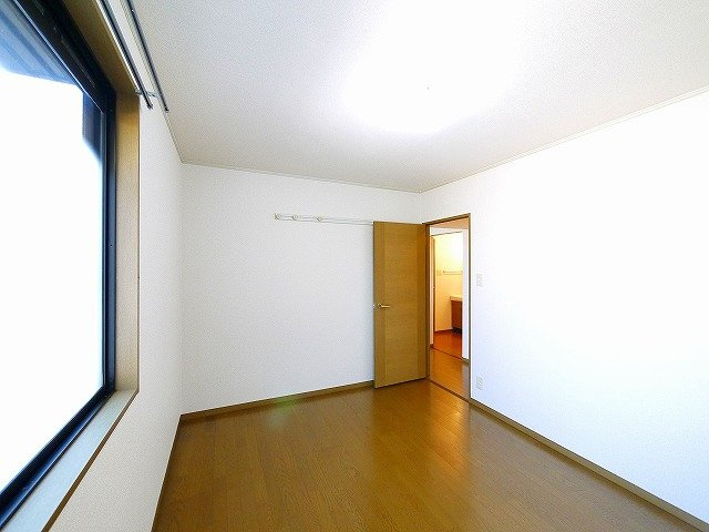 ビューテラスA棟（光台）の洋室|ゆったりした洋室です