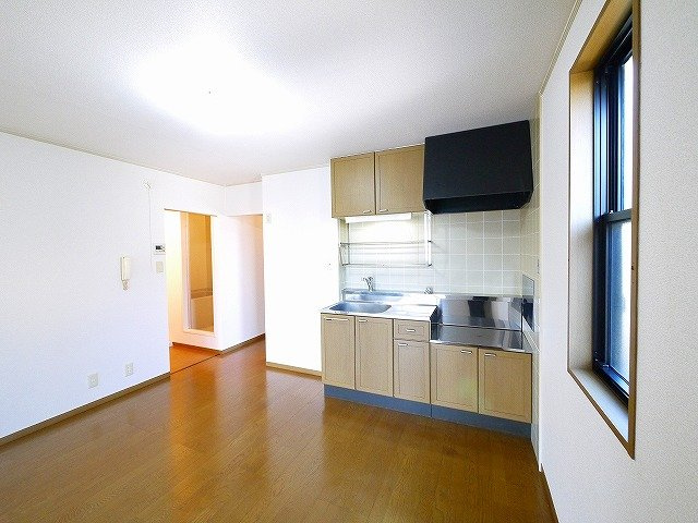 ビューテラスA棟（光台）の居間・リビング|オープンキッチンは作業しやすくお料理も快適