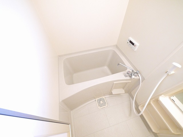 ビューテラスA棟（光台）の浴室|窓付きで快適に過ごせる浴室です