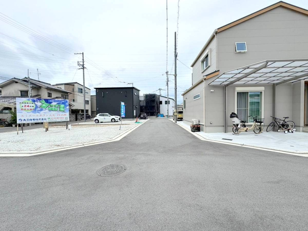 ルミエールタウン天美パート1の前面道路含む現地写真|21区画の大型分譲地です！周辺は閑静な住宅地です。区画内の道路も5ｍと広々！ゆったりとしたつくりの街区となっております。
現地には実際の仕様と同じモデルハウスがございますので、ぜひご覧ください♪