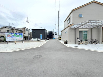 【前面道路含む現地写真】 21区画の大型分譲地です!周辺は閑静な住宅地です。区画内の道路も5mと広々!ゆったりとしたつくりの街区となっております。
現地には実際の仕様と同じモデルハウスがございますので、ぜひご覧ください♪