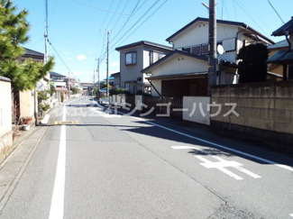 【前面道路含む現地写真】 | 前面道路は車通りもそこまで多くはございません。