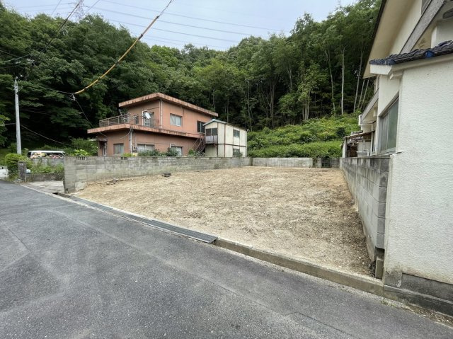 春日台72売地の前面道路含む現地写真