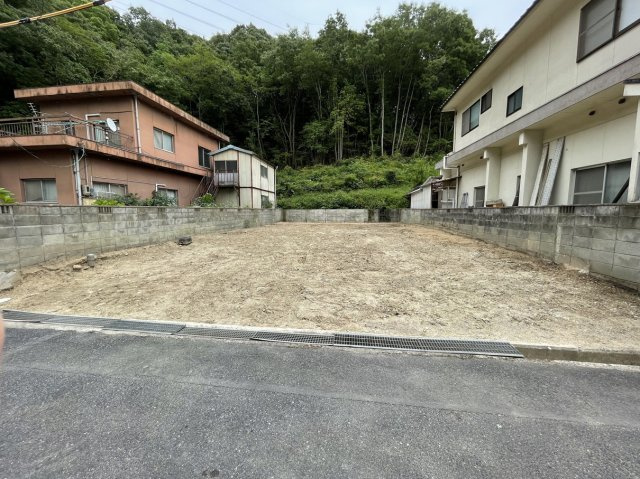 春日台72売地の前面道路含む現地写真